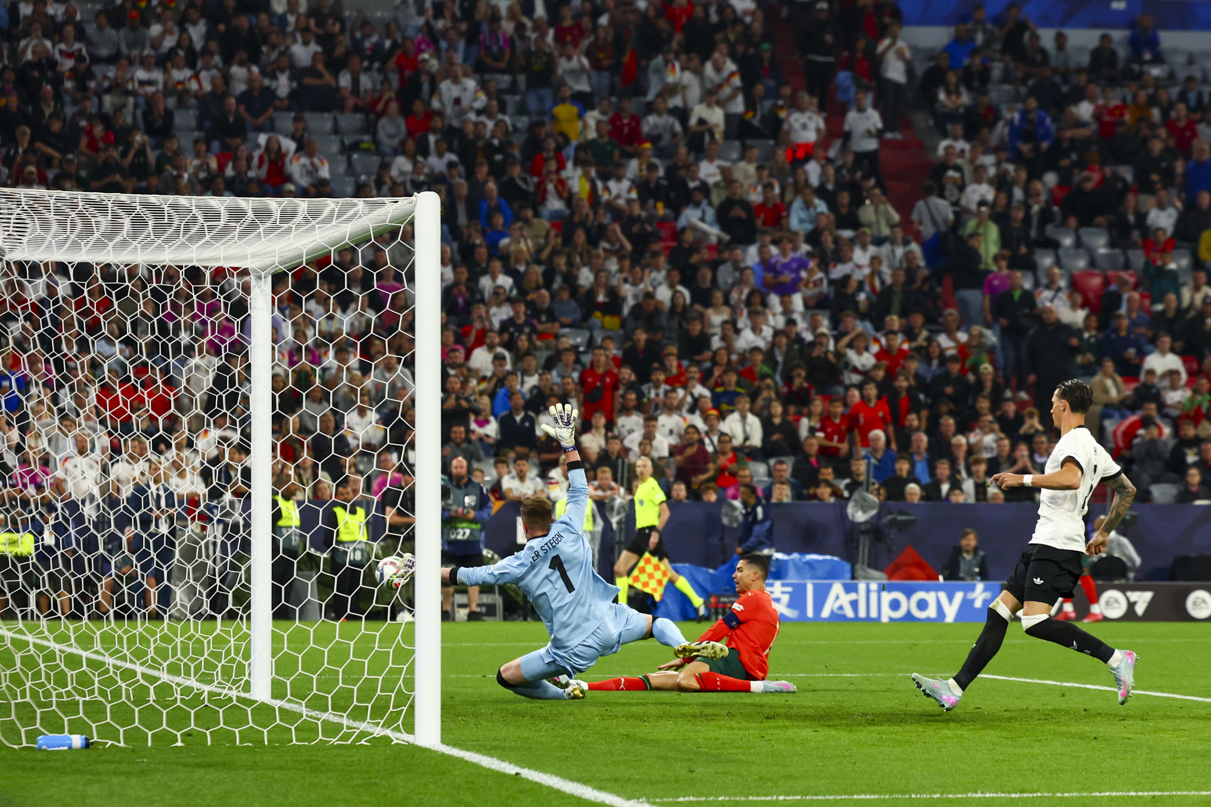 葡萄牙豪取三连胜,锁定欧预赛八强的简单介绍 葡萄牙豪取三连胜,锁定欧预赛八强的简单介绍