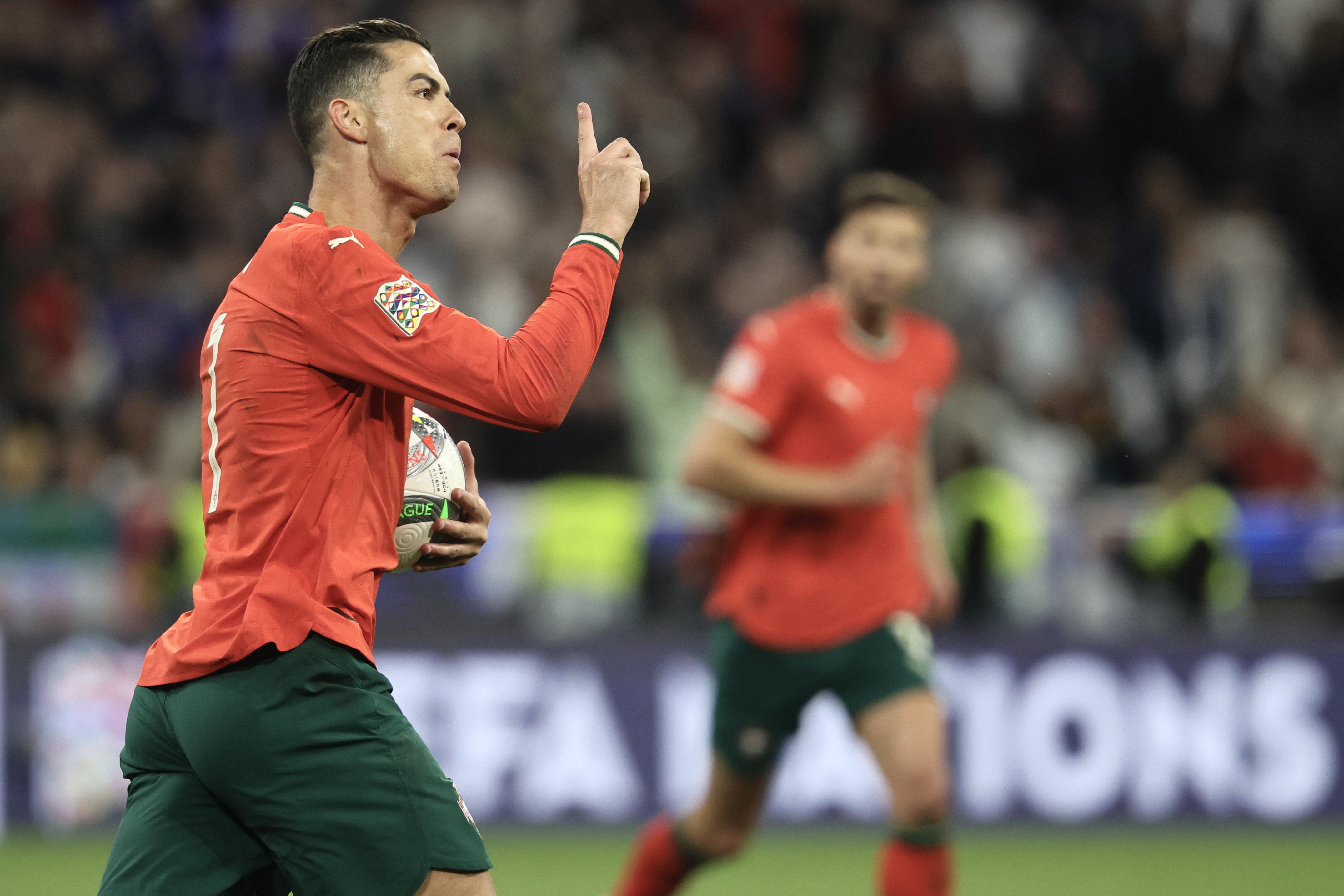 欧国联比赛致敬出色表现,赛场上的英雄 欧国联比赛致敬出色表现,赛场上的英雄