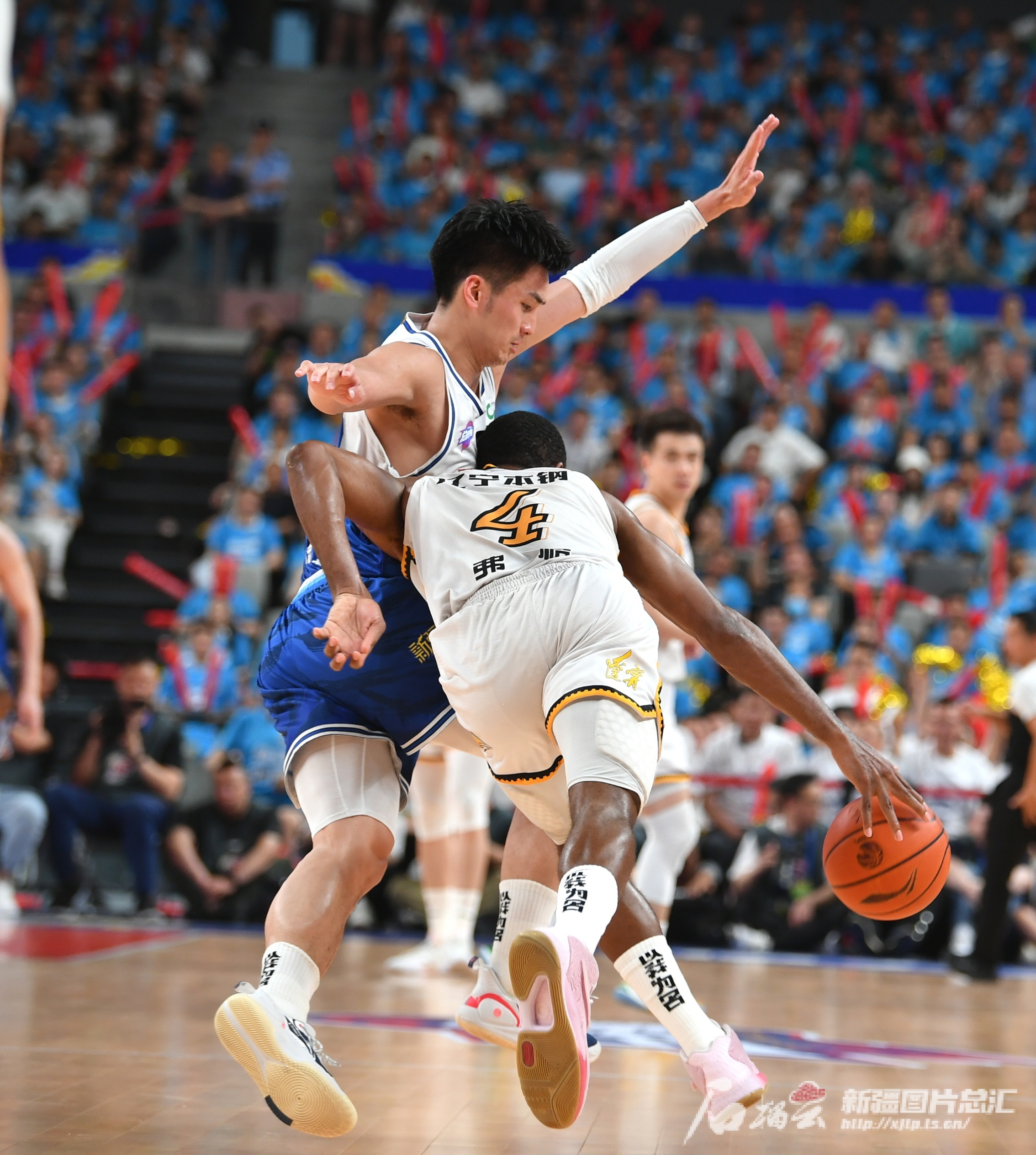 新疆男篮再次展现实力,击败对手并取得连胜 新疆男篮再次展现实力,击败对手并取得连胜
