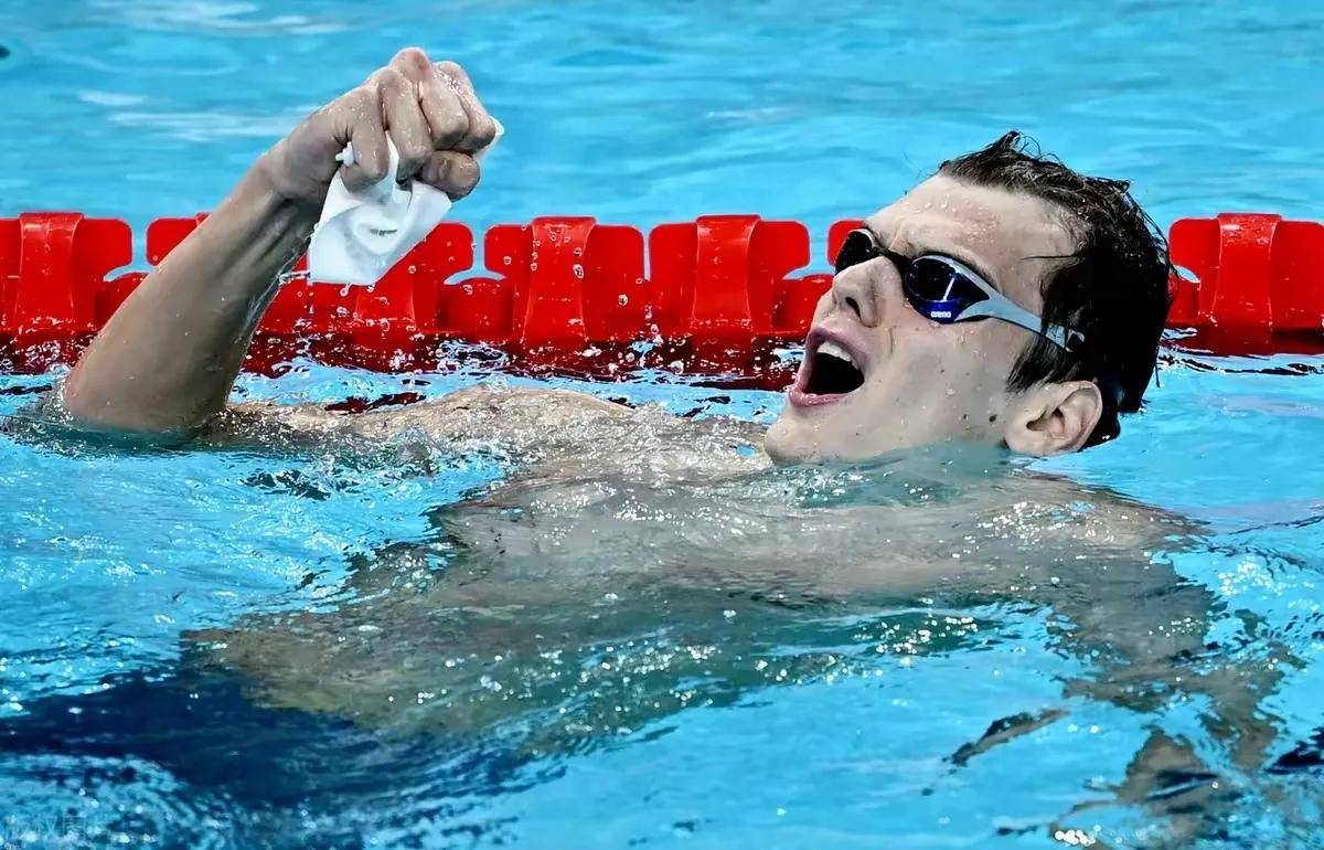 哥伦比亚选手在游泳赛事中夺冠,赢得掌声 哥伦比亚选手在游泳赛事中夺冠,赢得掌声