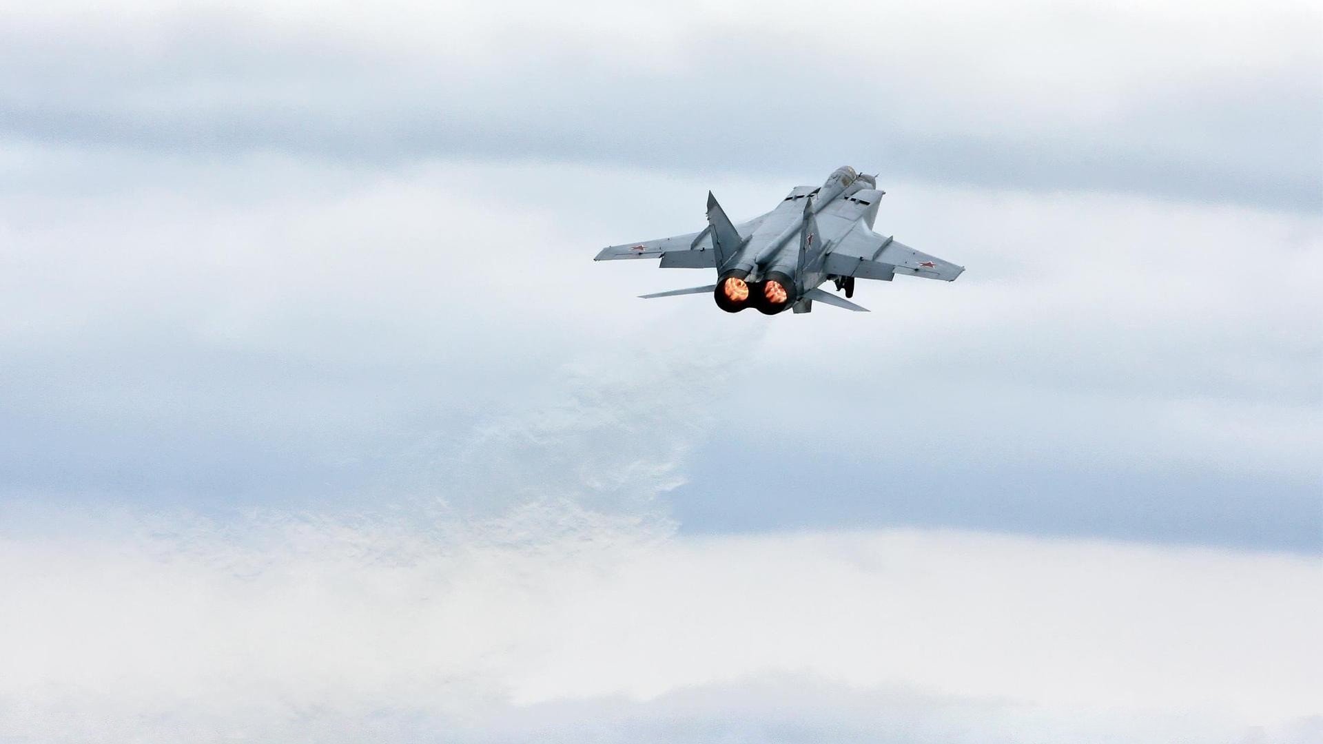 雷火电竞官网-引擎的复仇，雨夜的王座—伊萨克在F1年度争冠之夜的终极加冕